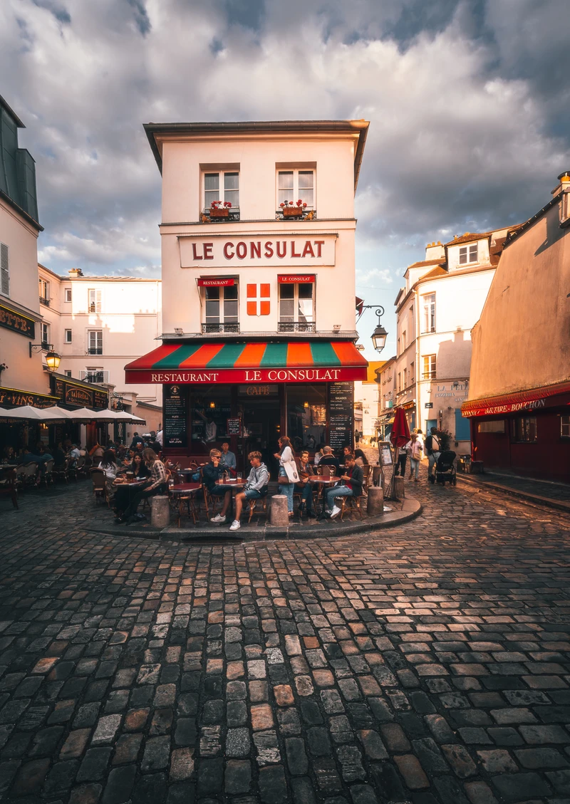 Le Consulat Cafe in Montmartre
