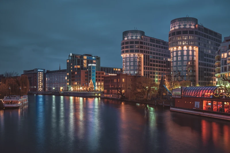 Spreebogen Reflections